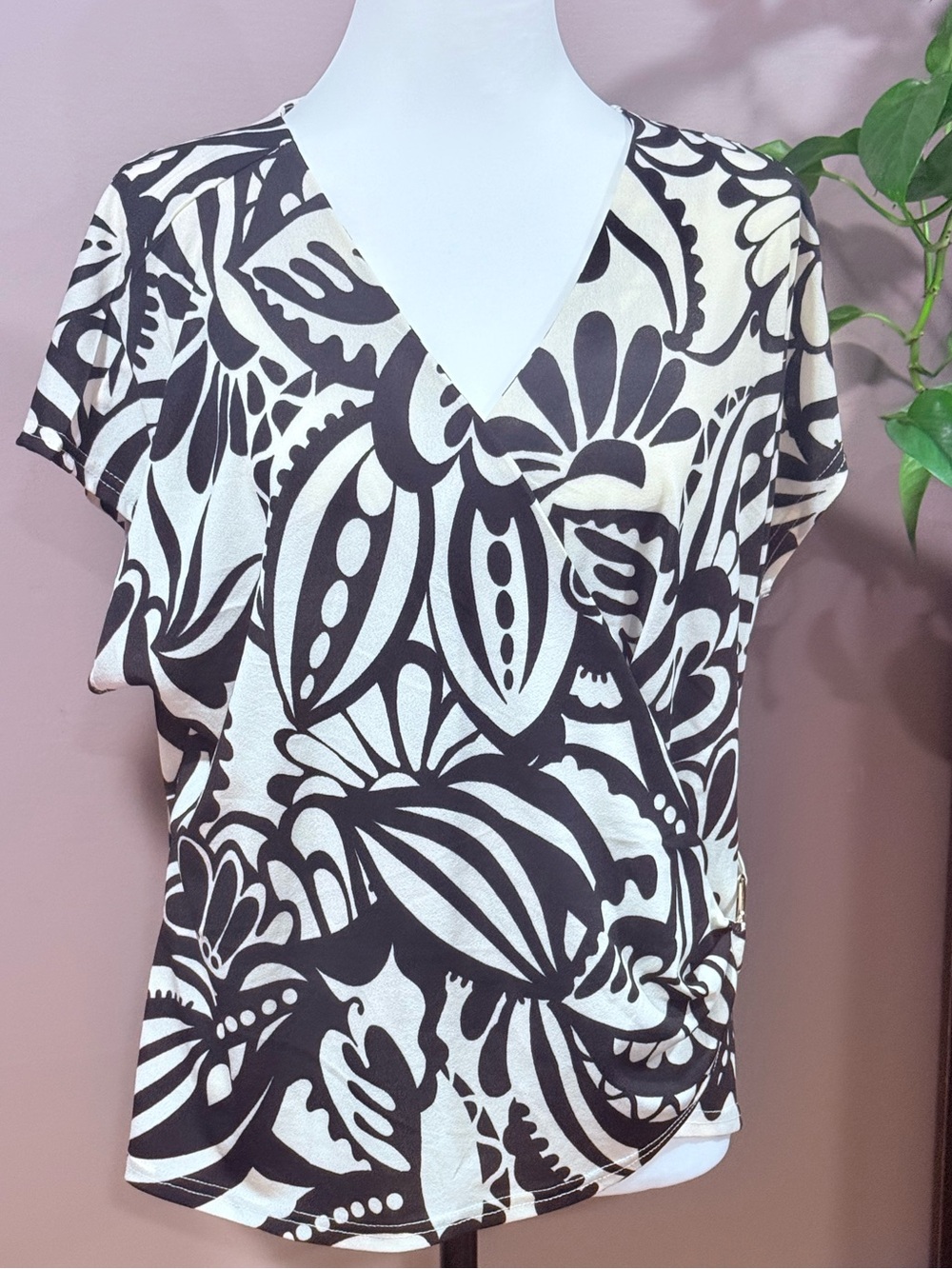 Kathy Ireland 1X Black Cream Floral V-Neck Ring Detail Top NWT